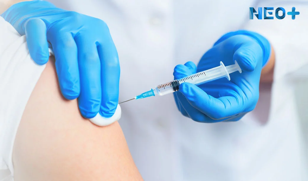 Врач ставит укол в плечо